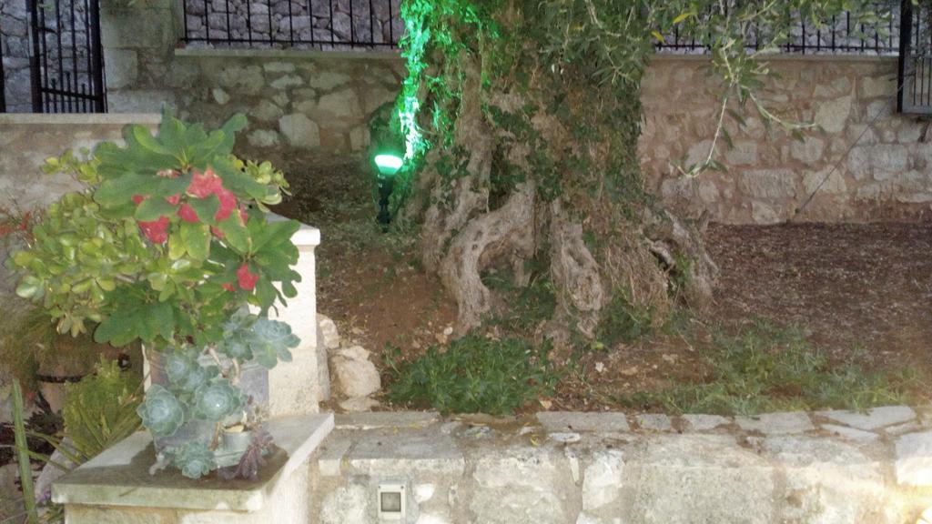 הוילה Tzitzifes Stone Mansion מראה חיצוני תמונה